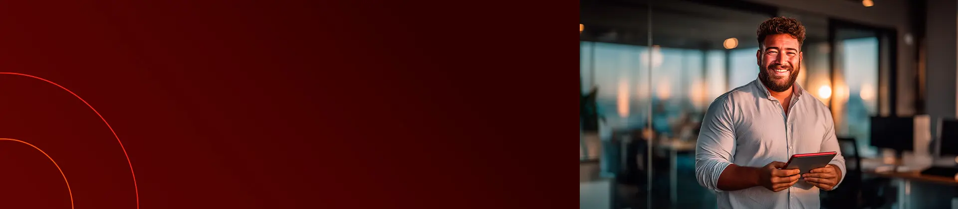 Homem sorridente com um tablet nas mãos.