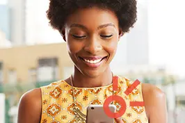 Imagem de uma moça de cabelos curtos sorrindo enquanto olha para um celular.